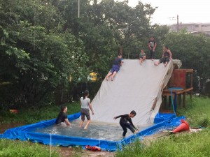 雨の中、常連の幼児から青年までが一緒にスライダー遊び